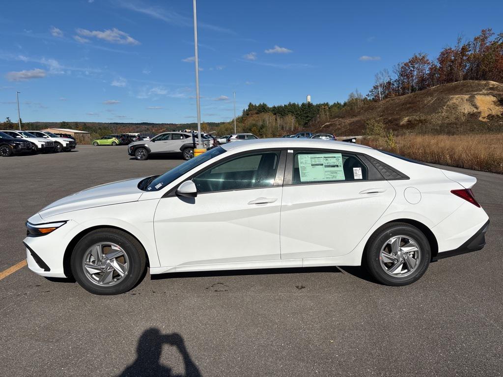 2025 Hyundai Elantra SE photo 2