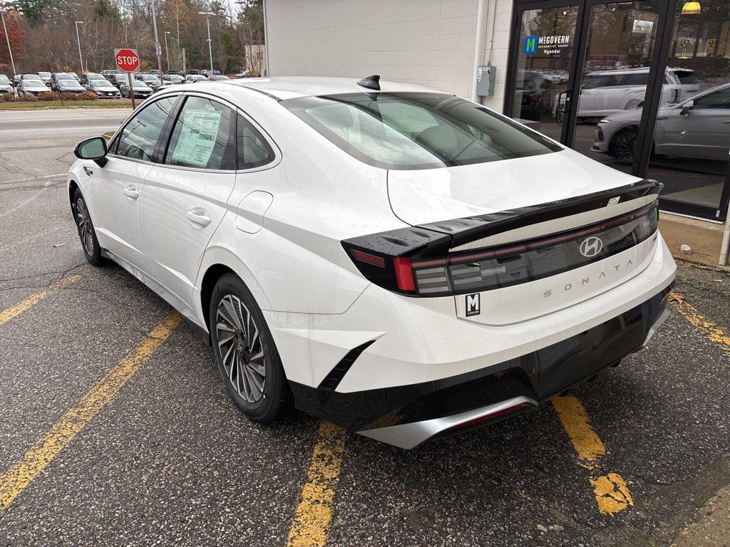 2025 Hyundai Sonata Hybrid SEL photo 2