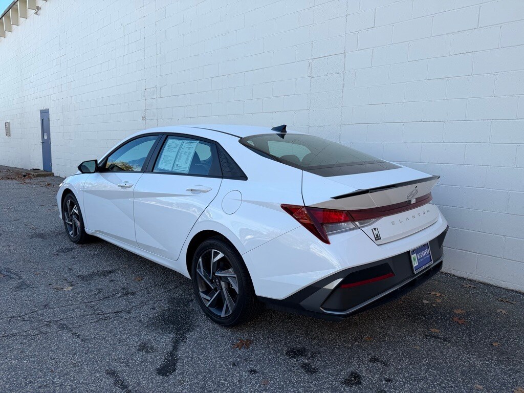 2025 Hyundai Elantra SEL Sport photo 2