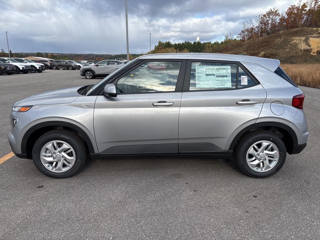 2026 Hyundai Venue SE photo 2