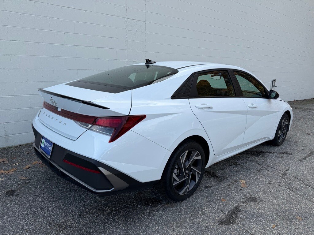 2025 Hyundai Elantra SEL Sport photo 3