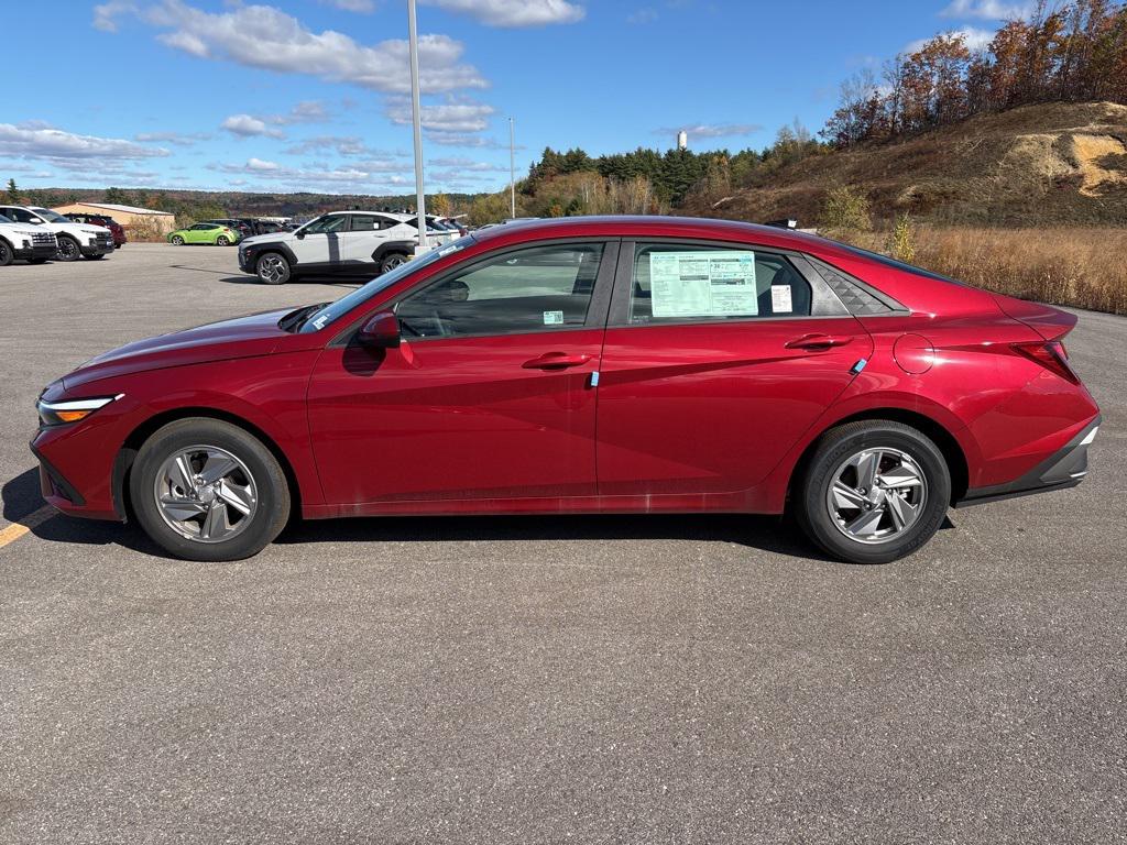 2025 Hyundai Elantra SE photo 2