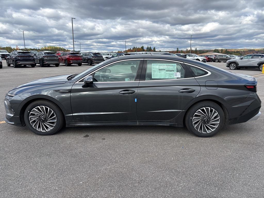 2025 Hyundai Sonata Hybrid Limited photo 2