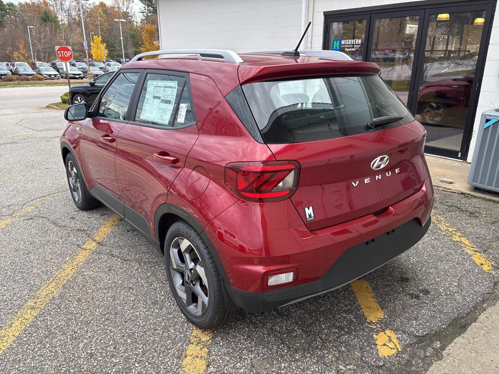 2025 Hyundai Venue SEL photo 2