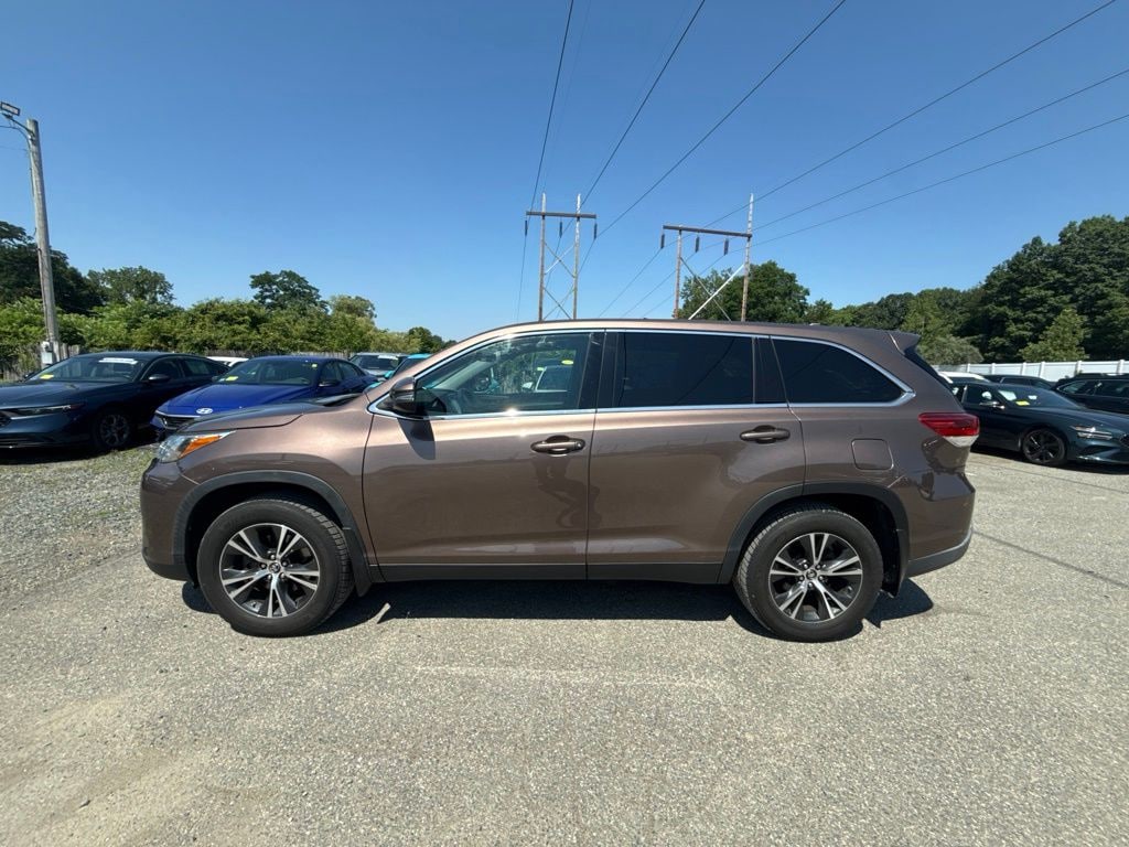 Used 2019 Toyota Highlander LE Plus V6 SUV