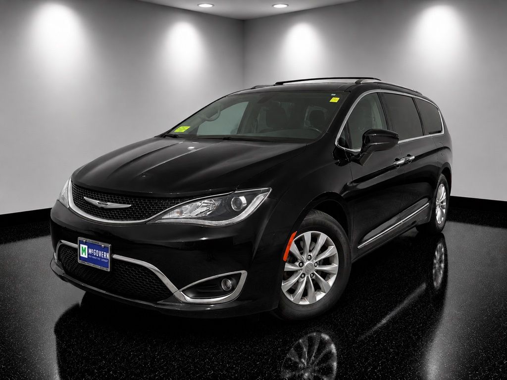 2018 Chrysler Pacifica Touring L's photo