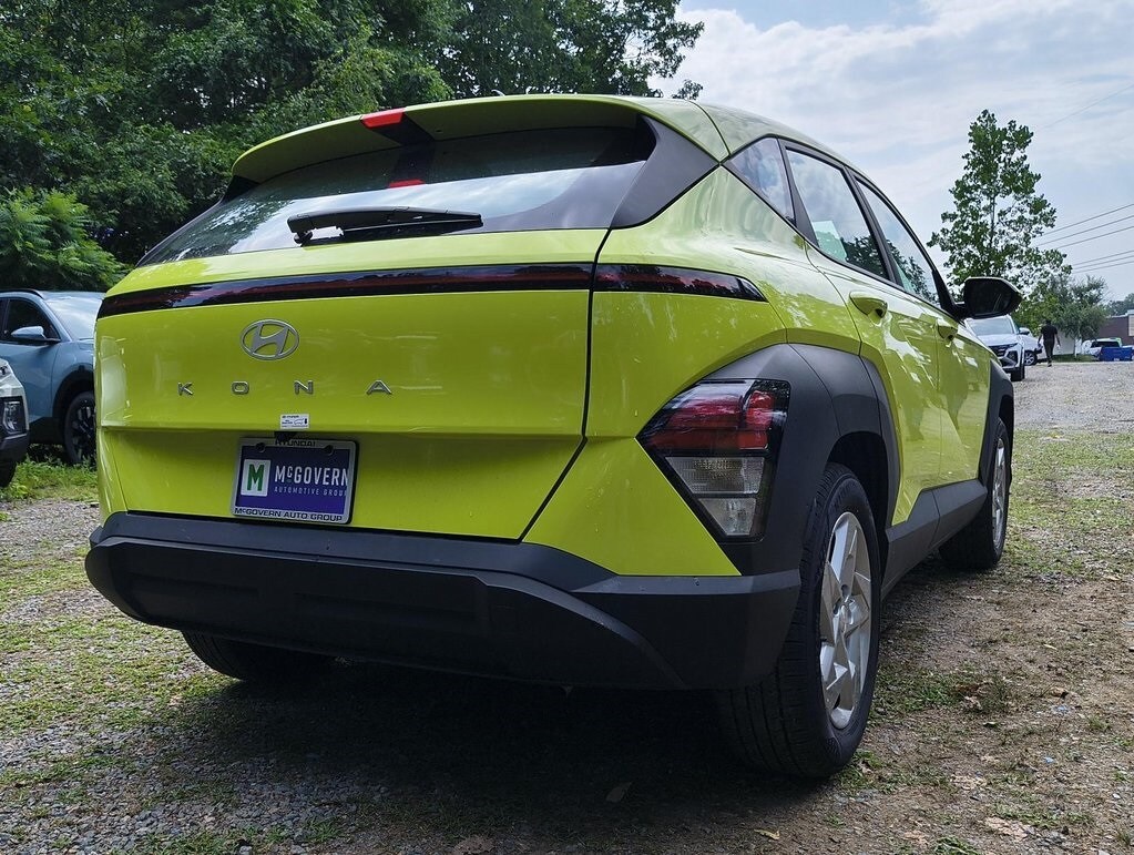 2024 Hyundai Kona SE photo 2