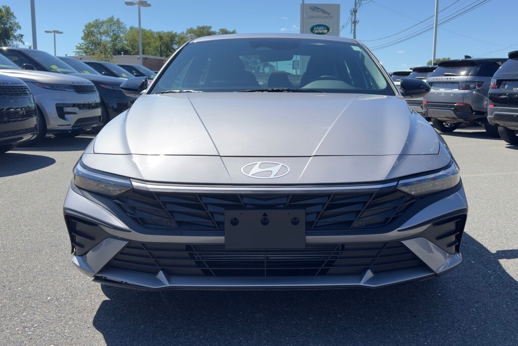 2025 Hyundai Elantra SEL Sport photo 2