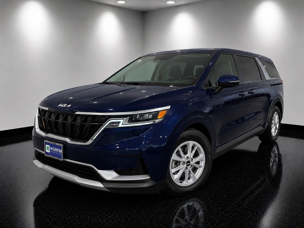 2024 Kia Sedona LX's photo