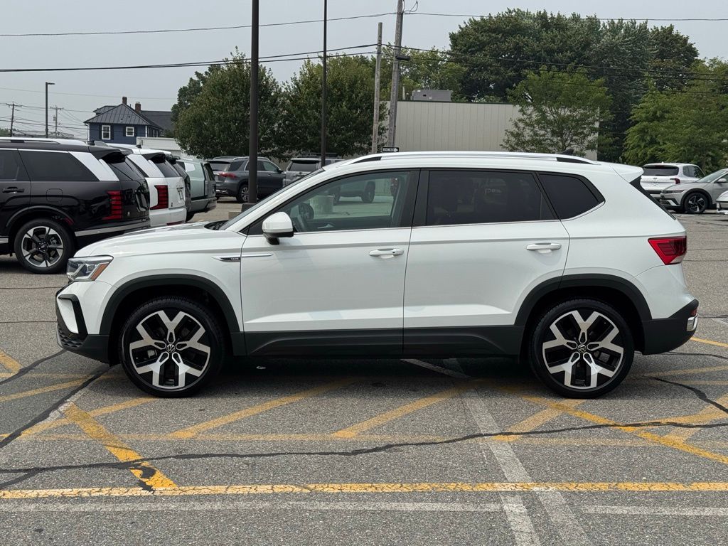 2022 Volkswagen Taos SEL photo 2