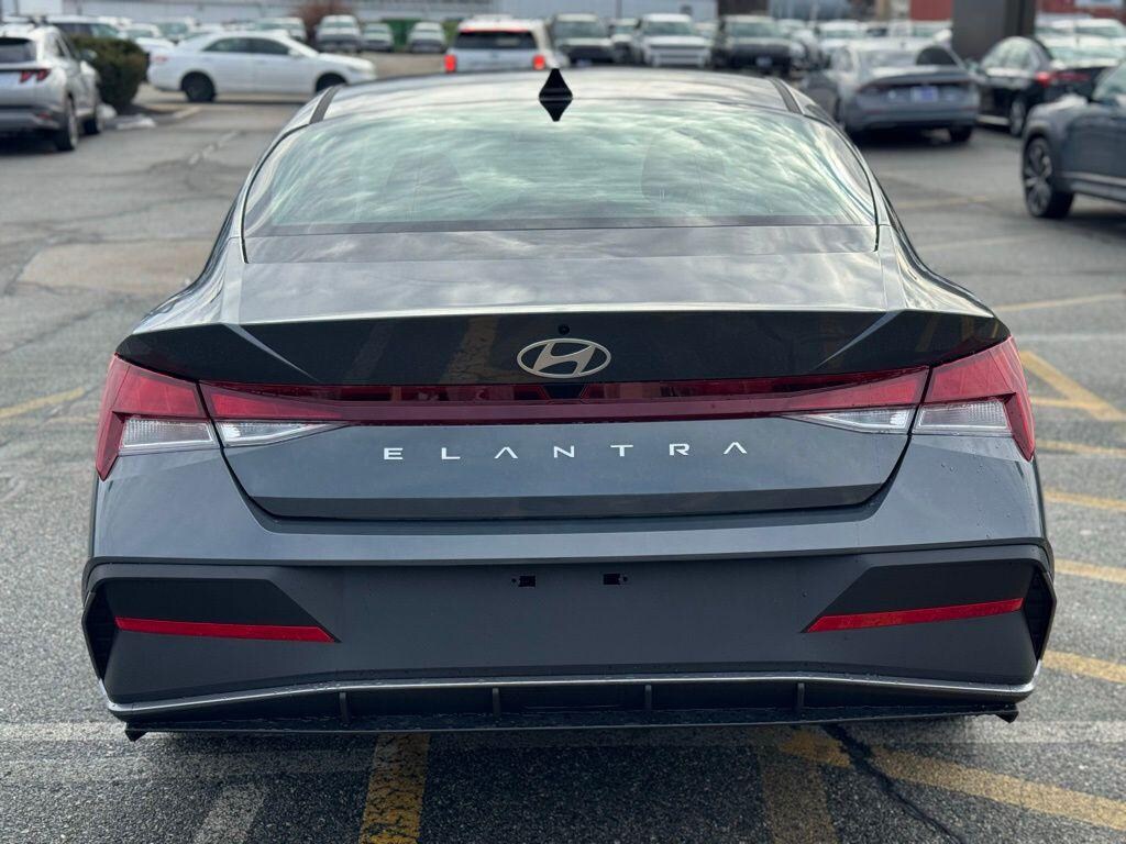 New 2026 Hyundai Elantra SE Sedan