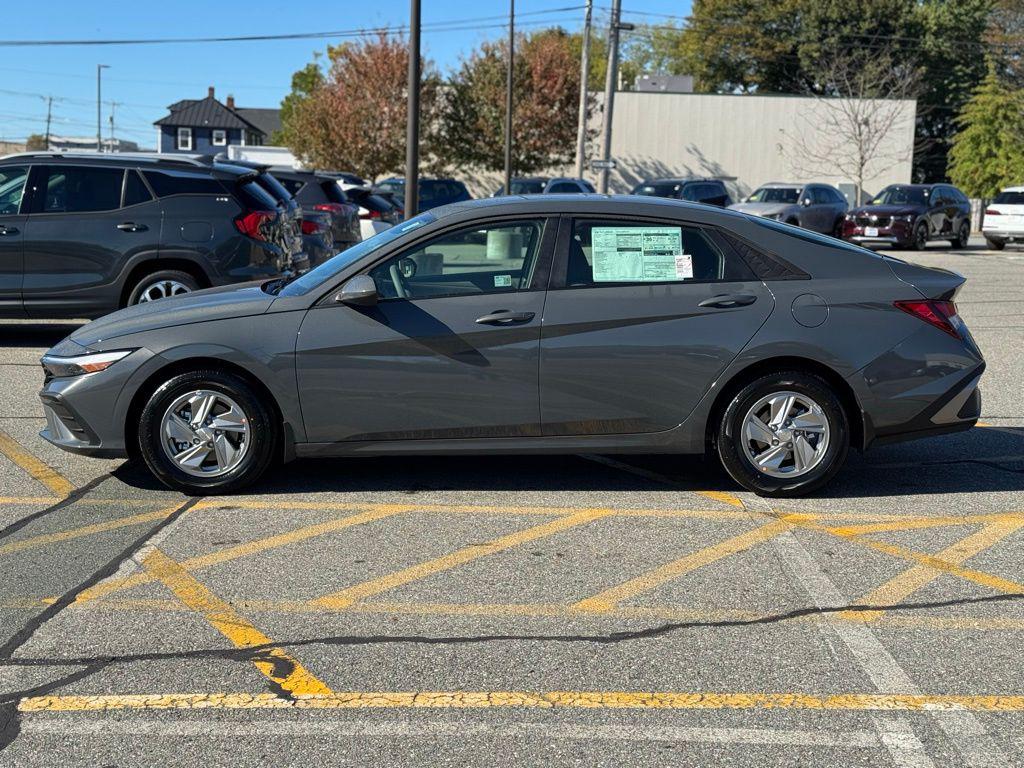 2025 Hyundai Elantra SE photo 2