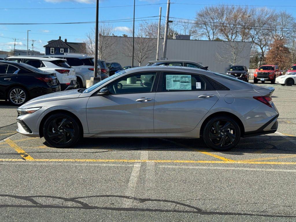 2026 Hyundai Elantra SEL Sport photo 2