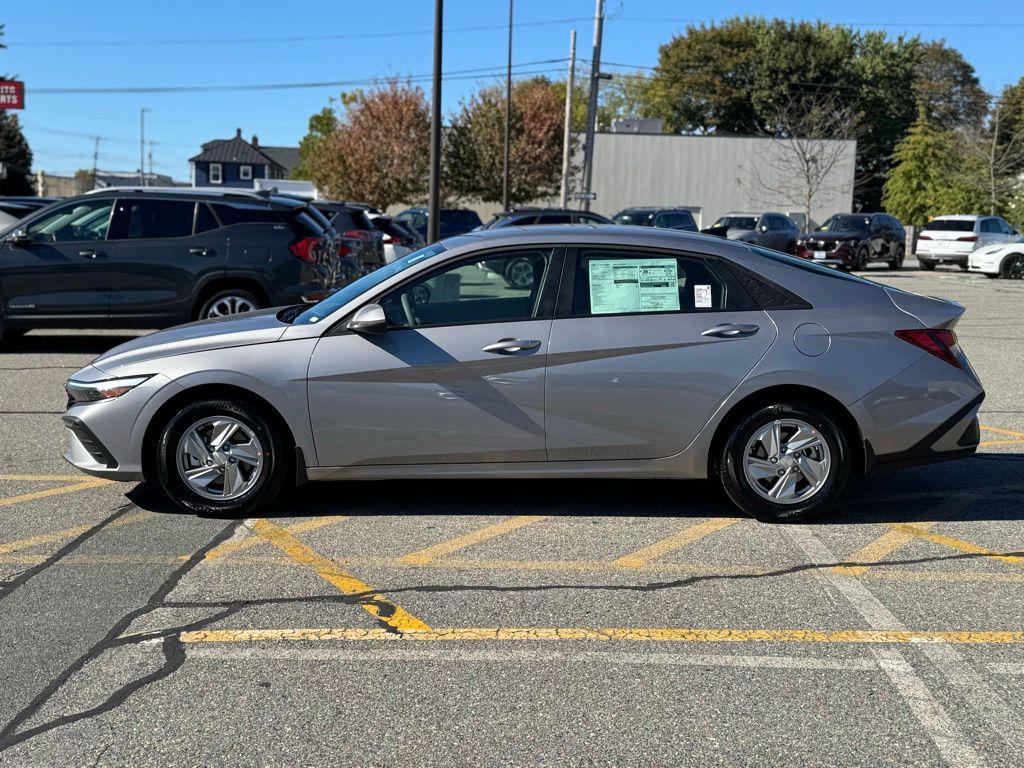 2025 Hyundai Elantra SE photo 2
