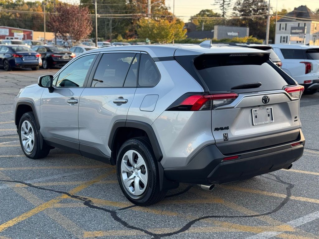 2022 Toyota RAV4 LE photo 2