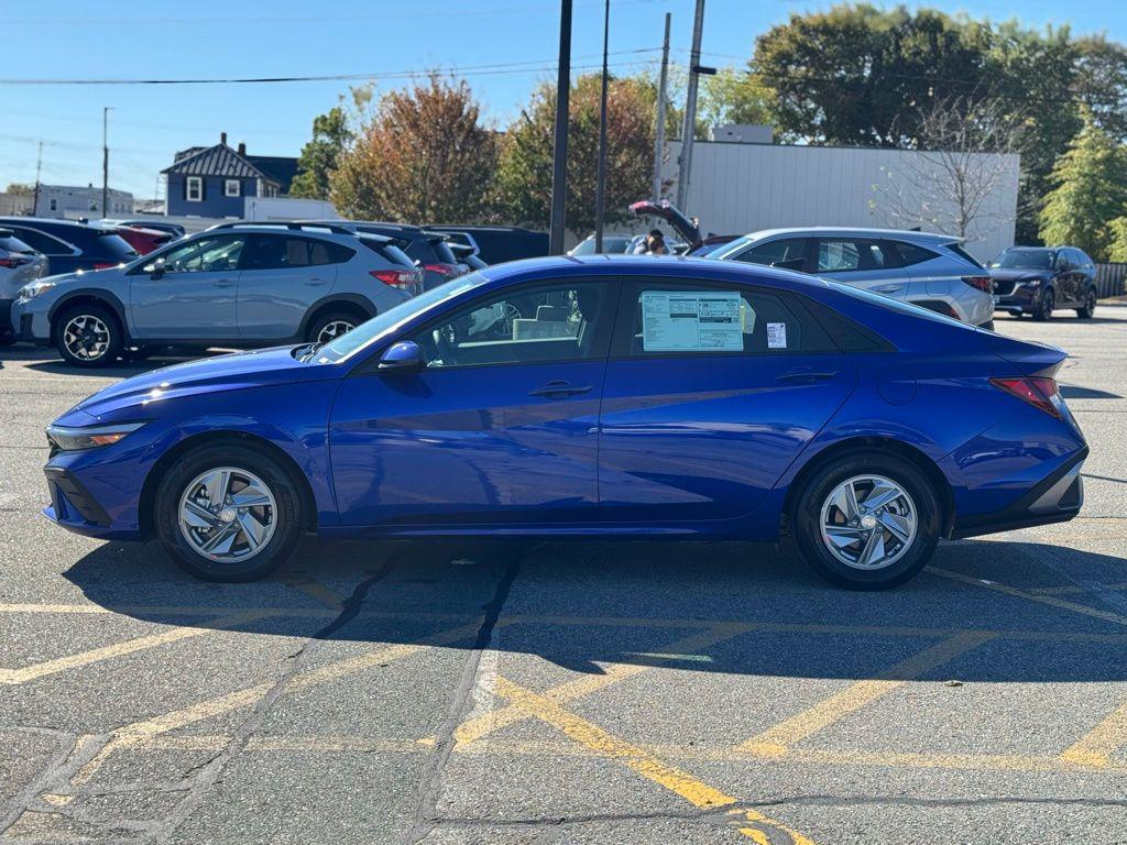 2025 Hyundai Elantra SE photo 2