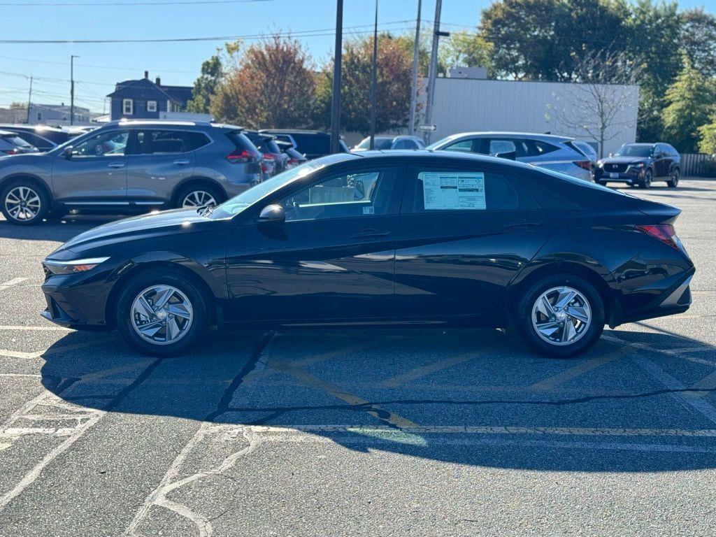 New 2025 Hyundai Elantra SE Sedan