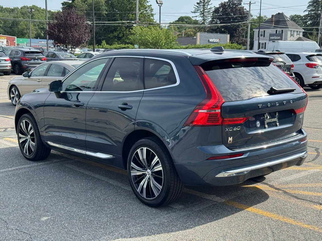 2022 Volvo XC60 B5 Inscription photo 2