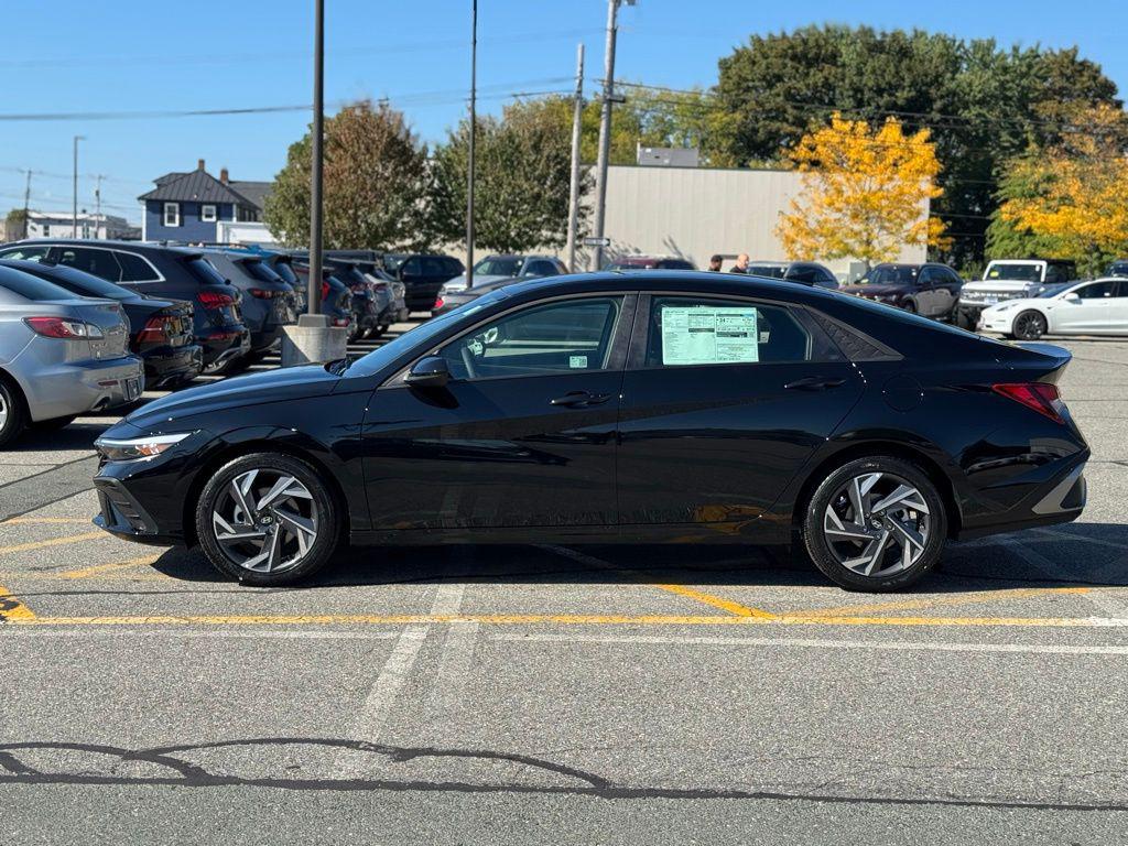 2025 Hyundai Elantra SEL Sport photo 2