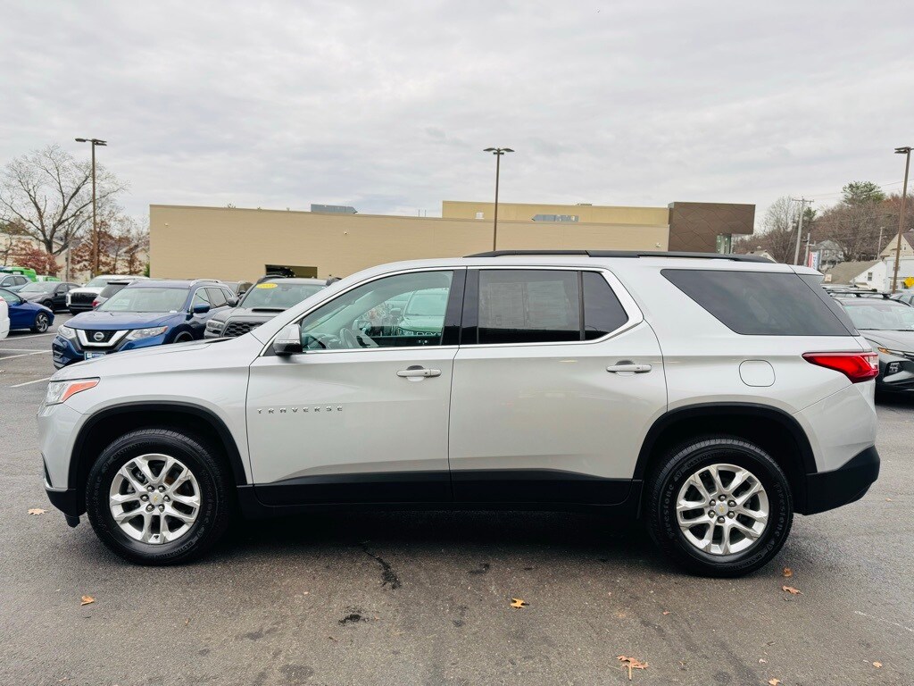 2021 Chevrolet Traverse photo 2