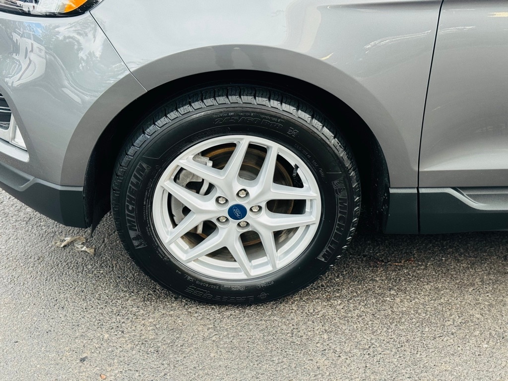 2022 Ford Edge SEL photo 2