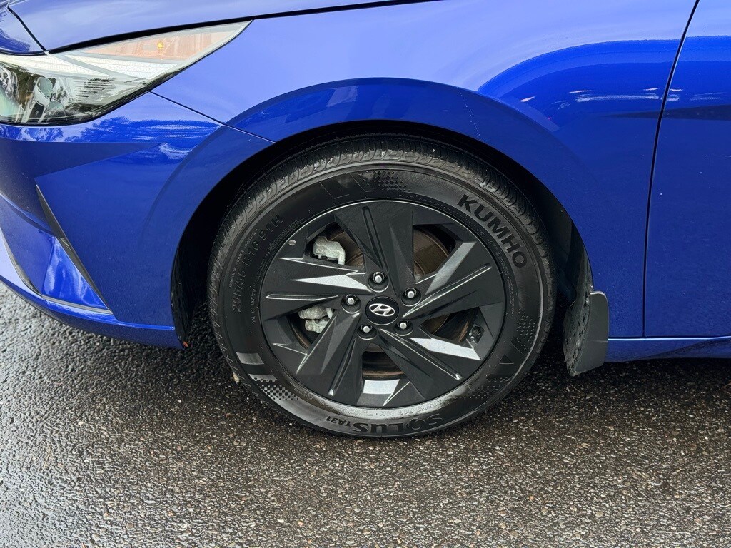 2023 Hyundai Elantra SEL photo 3