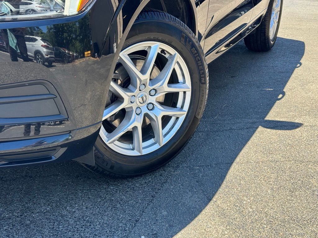 Used 2019 Volvo XC60 Momentum with VIN LYV102RK7KB306347 for sale in Leominster, MA