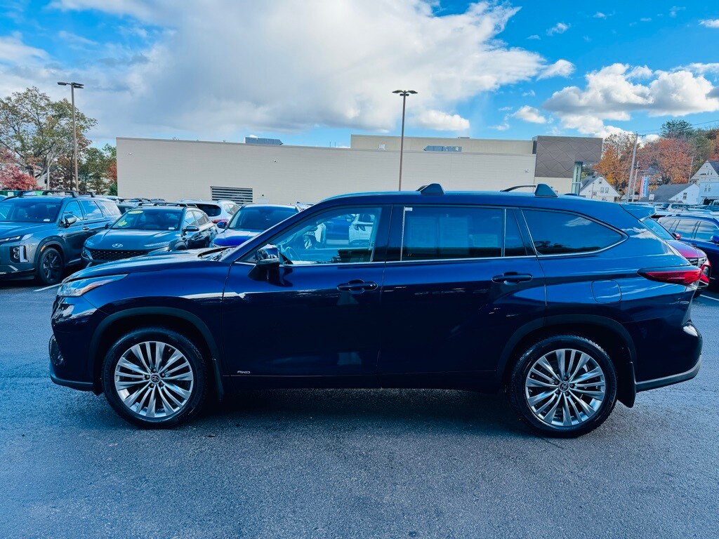 2022 Toyota Highlander Hybrid Platinum photo 2