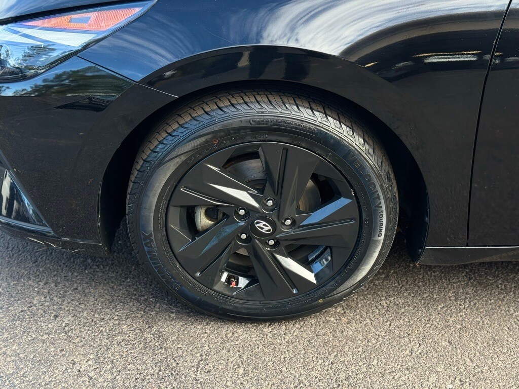 2023 Hyundai Elantra SEL photo 3