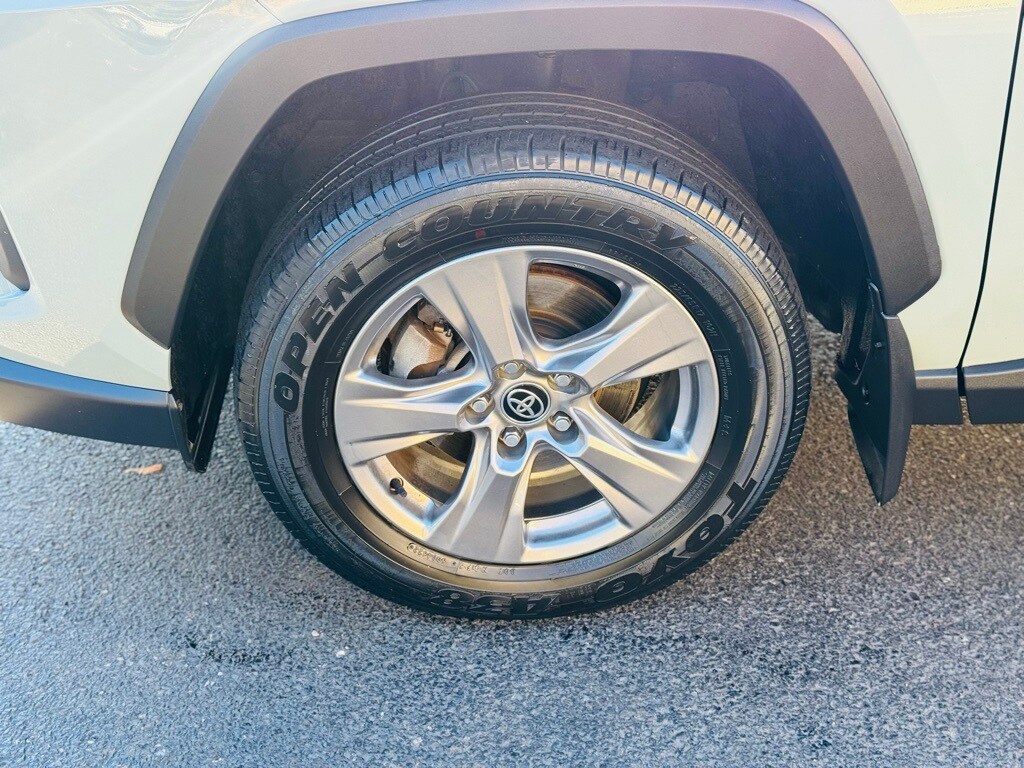 2023 Toyota RAV4 XLE photo 3