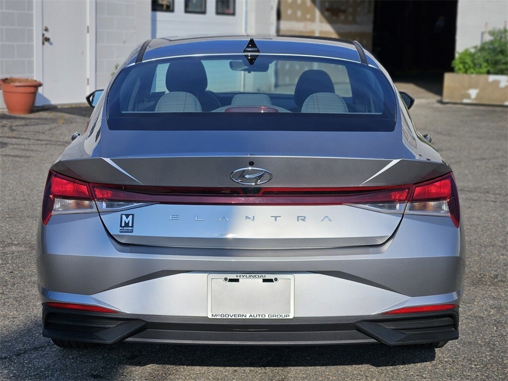 2023 Hyundai Elantra SEL photo 4