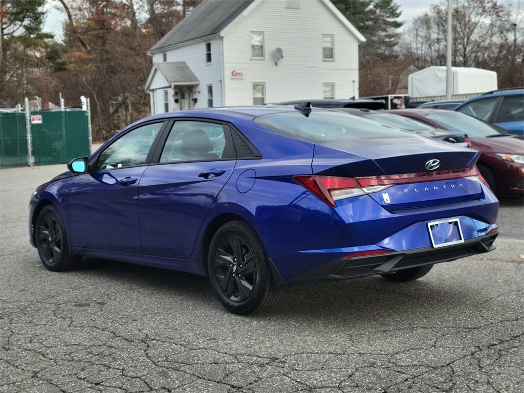 2023 Hyundai Elantra SEL photo 3