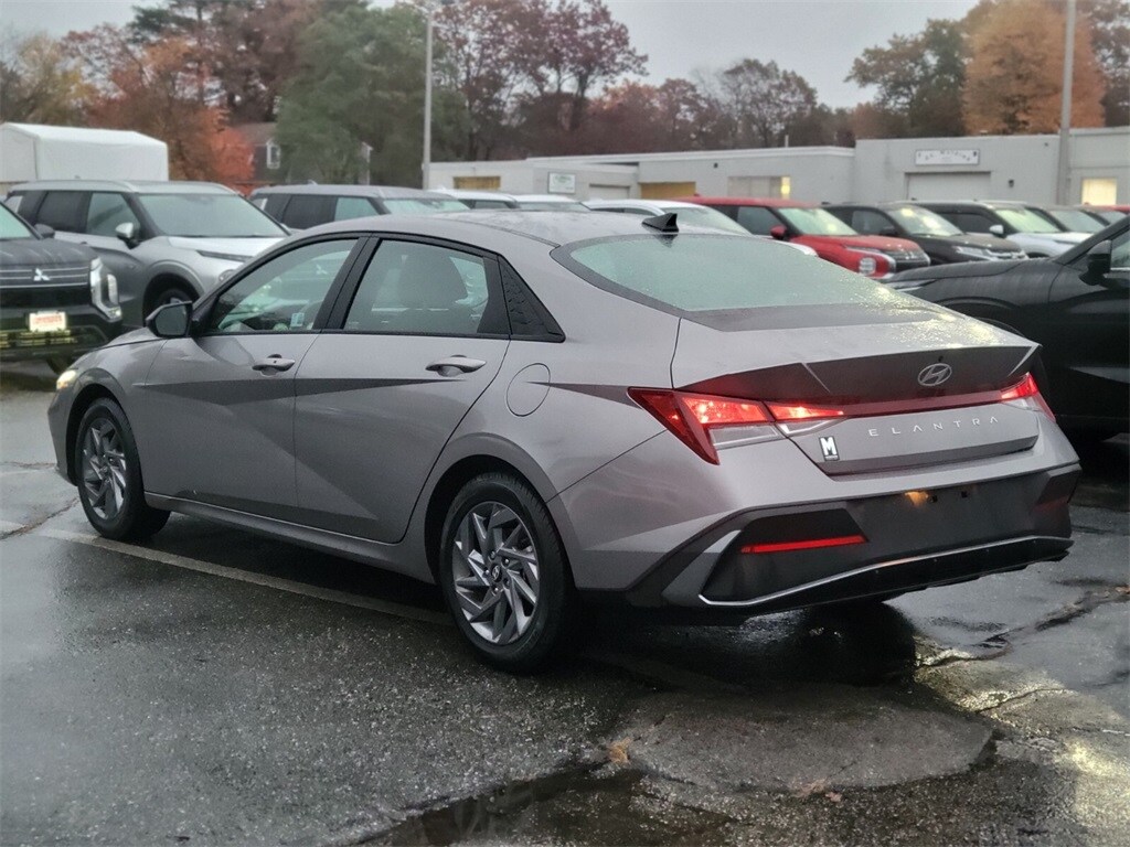 2024 Hyundai Elantra SEL photo 3