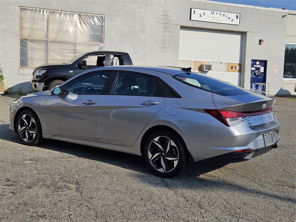 2023 Hyundai Elantra SEL photo 3