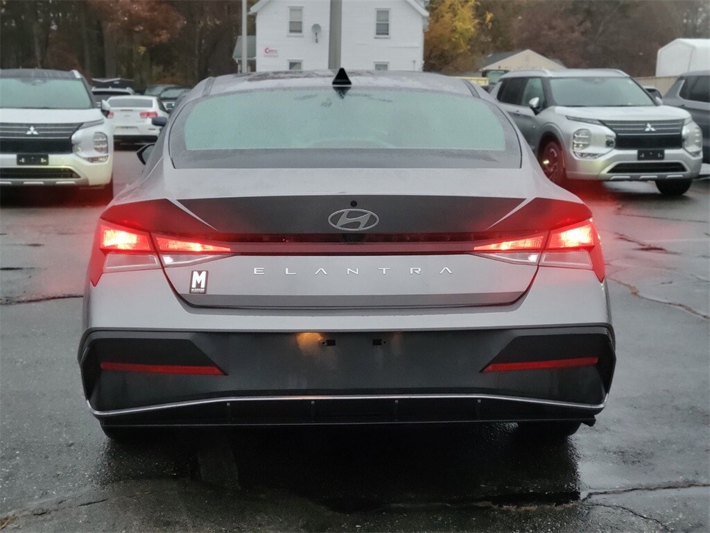 2024 Hyundai Elantra SEL photo 4