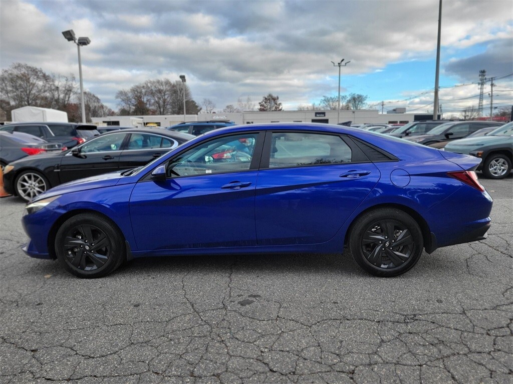 2023 Hyundai Elantra SEL photo 2