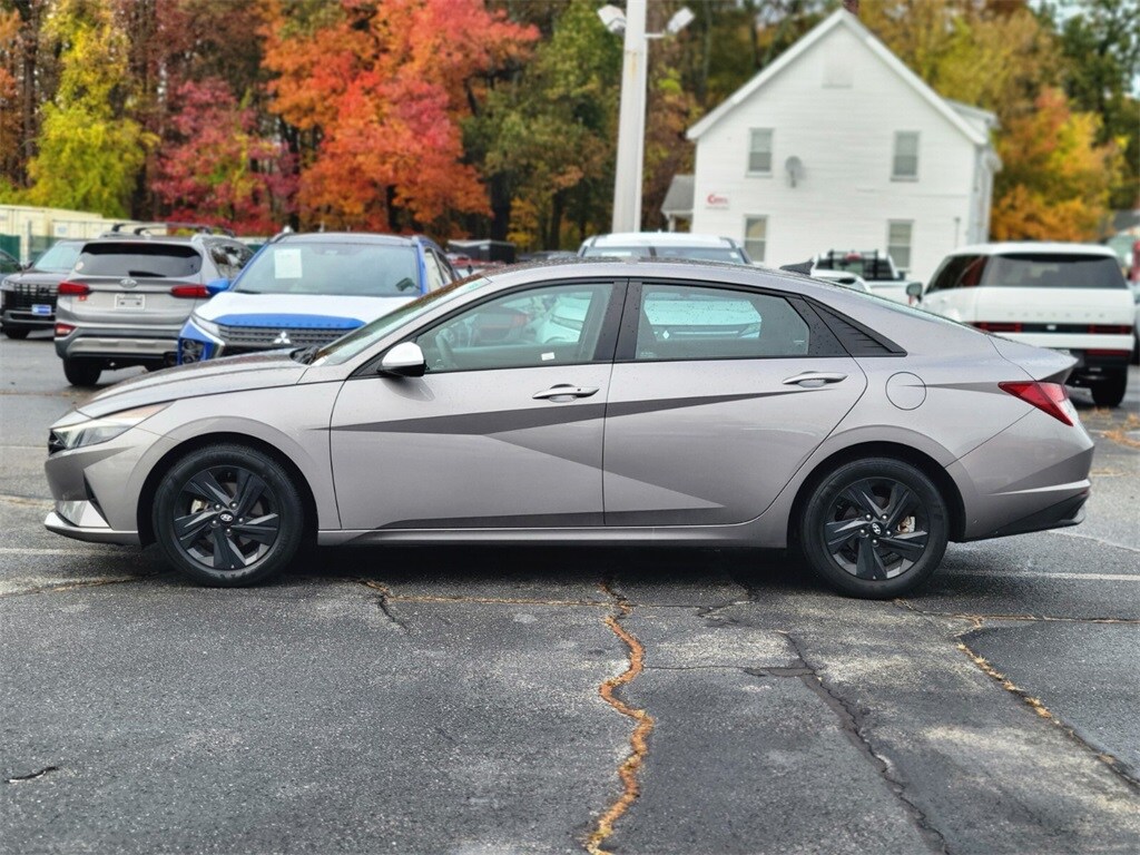2023 Hyundai Elantra SEL photo 2