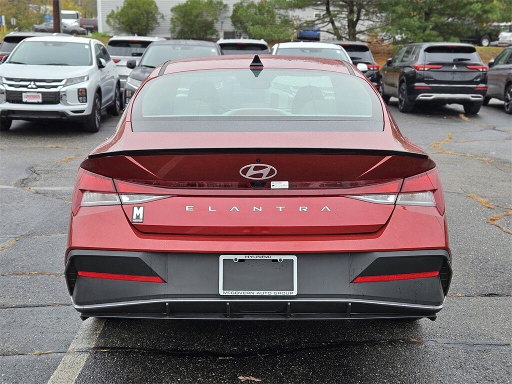 2025 Hyundai Elantra SEL Sport photo 4