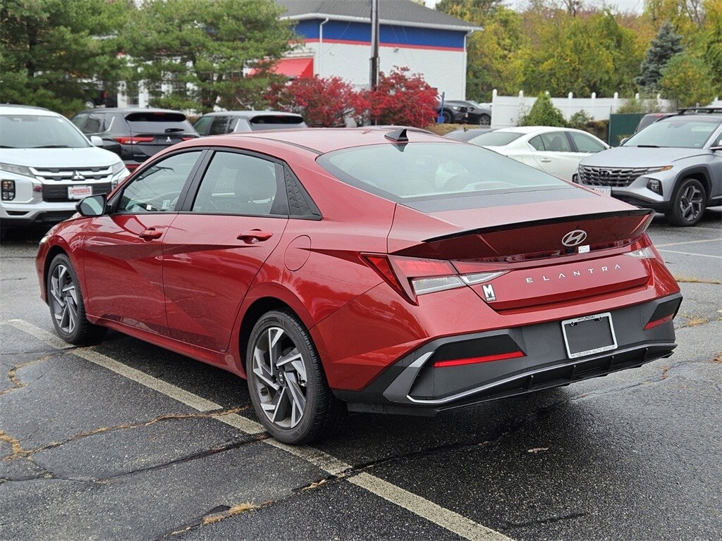 2025 Hyundai Elantra SEL Sport photo 3
