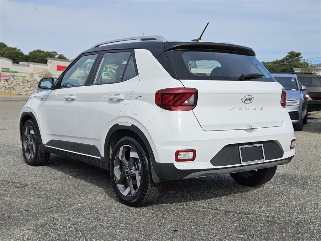 2025 Hyundai Venue Limited photo 3