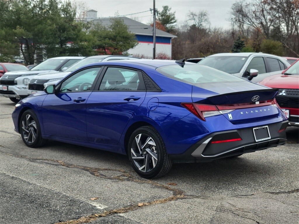 2025 Hyundai Elantra SEL Sport photo 2