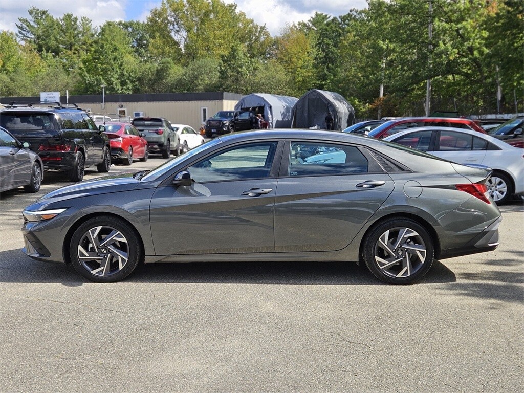 2025 Hyundai Elantra SEL Sport photo 2