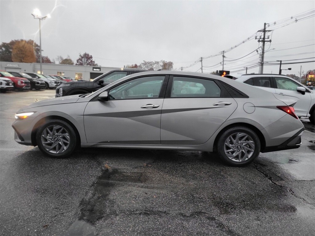 2024 Hyundai Elantra SEL photo 2