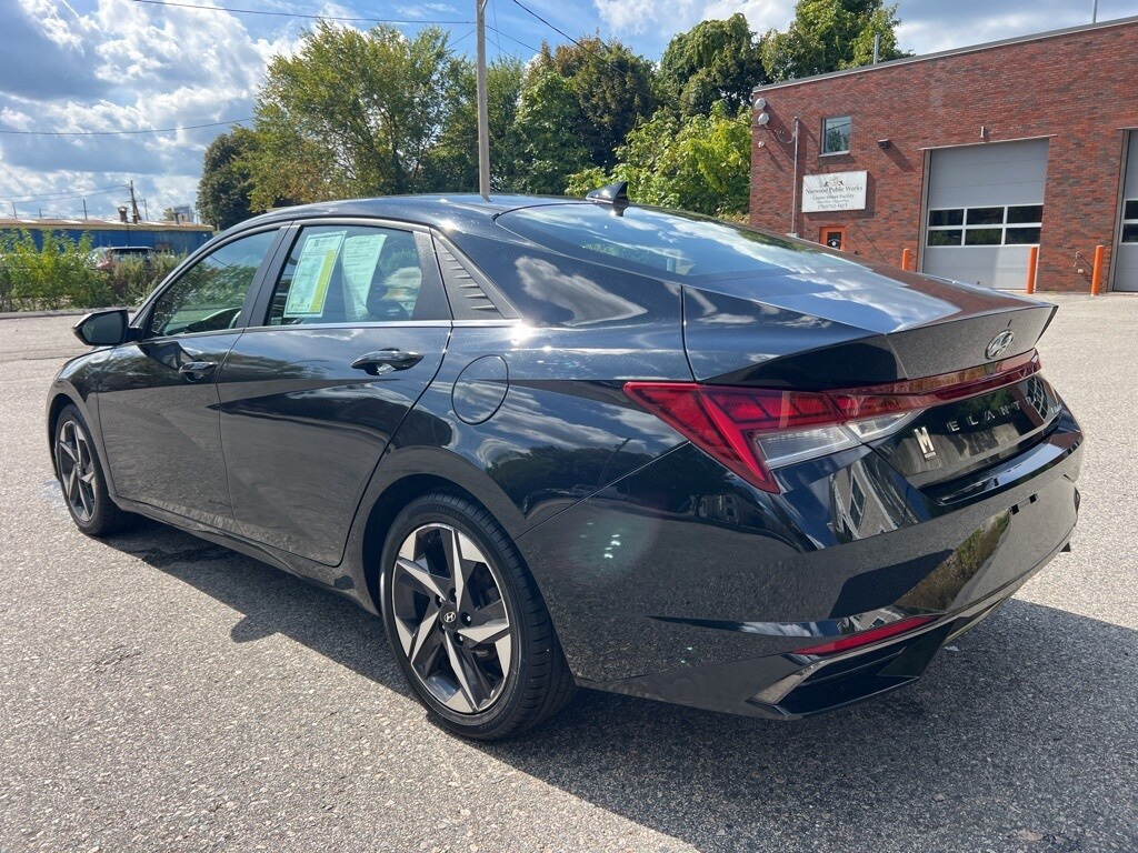 2022 Hyundai Elantra Limited photo 3