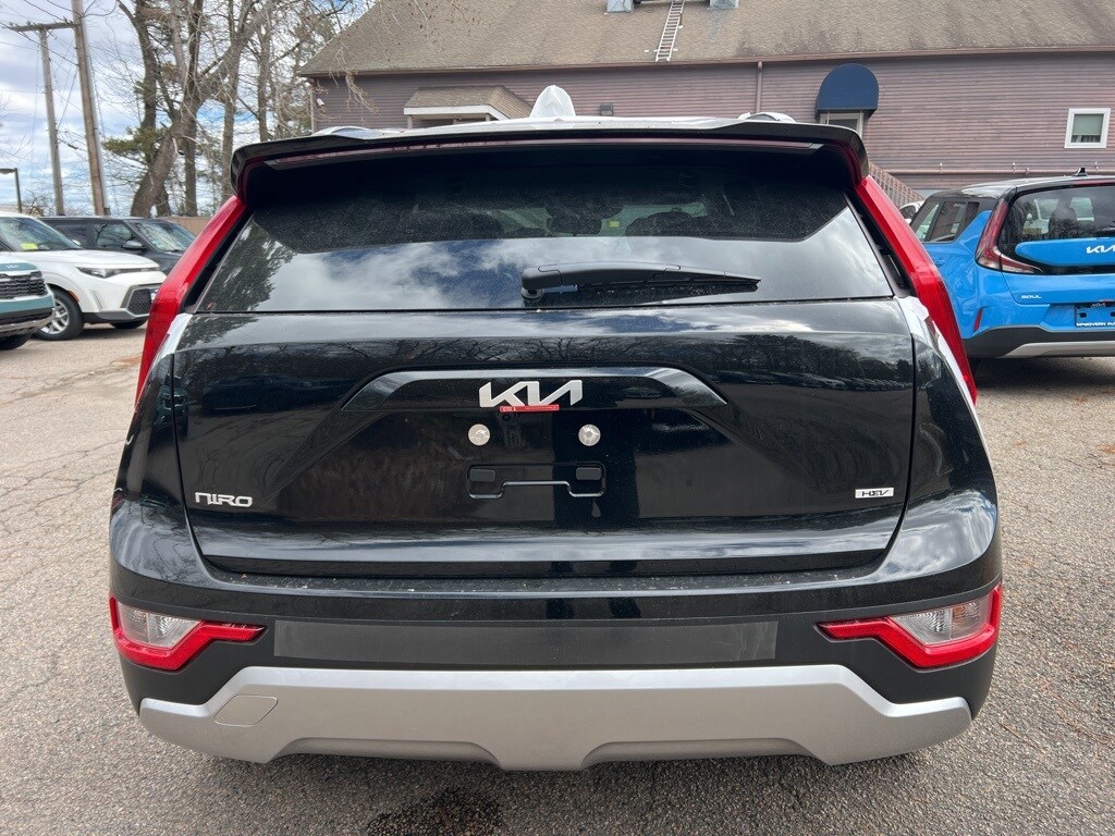2025 Kia Niro LX photo 3