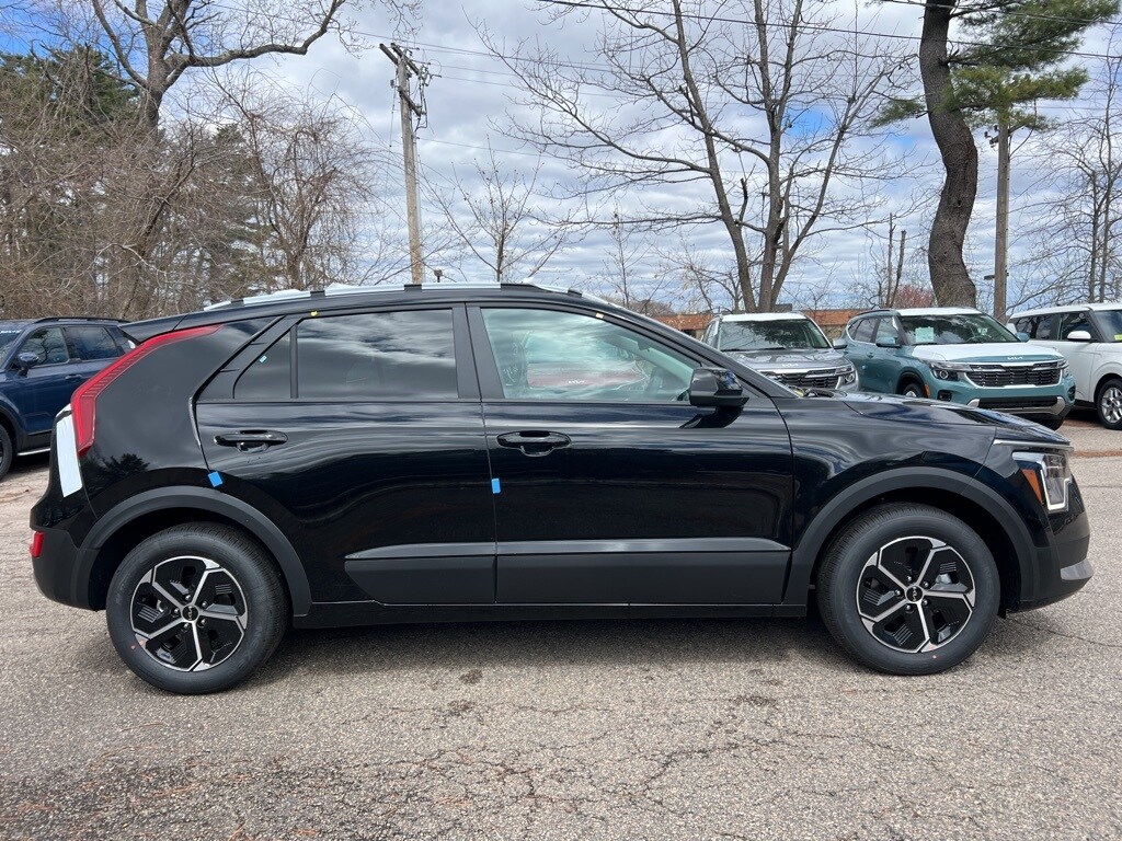 2025 Kia Niro LX photo 4