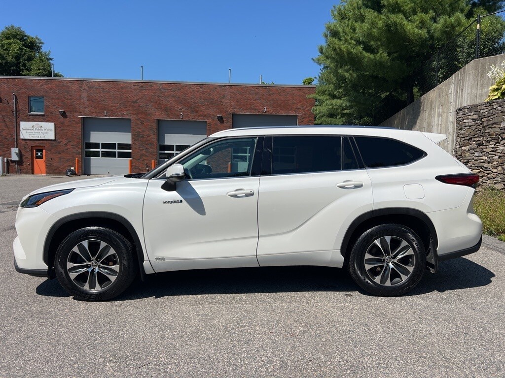 2021 Toyota Highlander Hybrid XLE photo 2