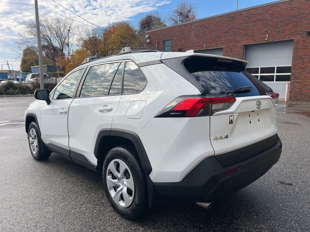 2020 Toyota RAV4 LE photo 3