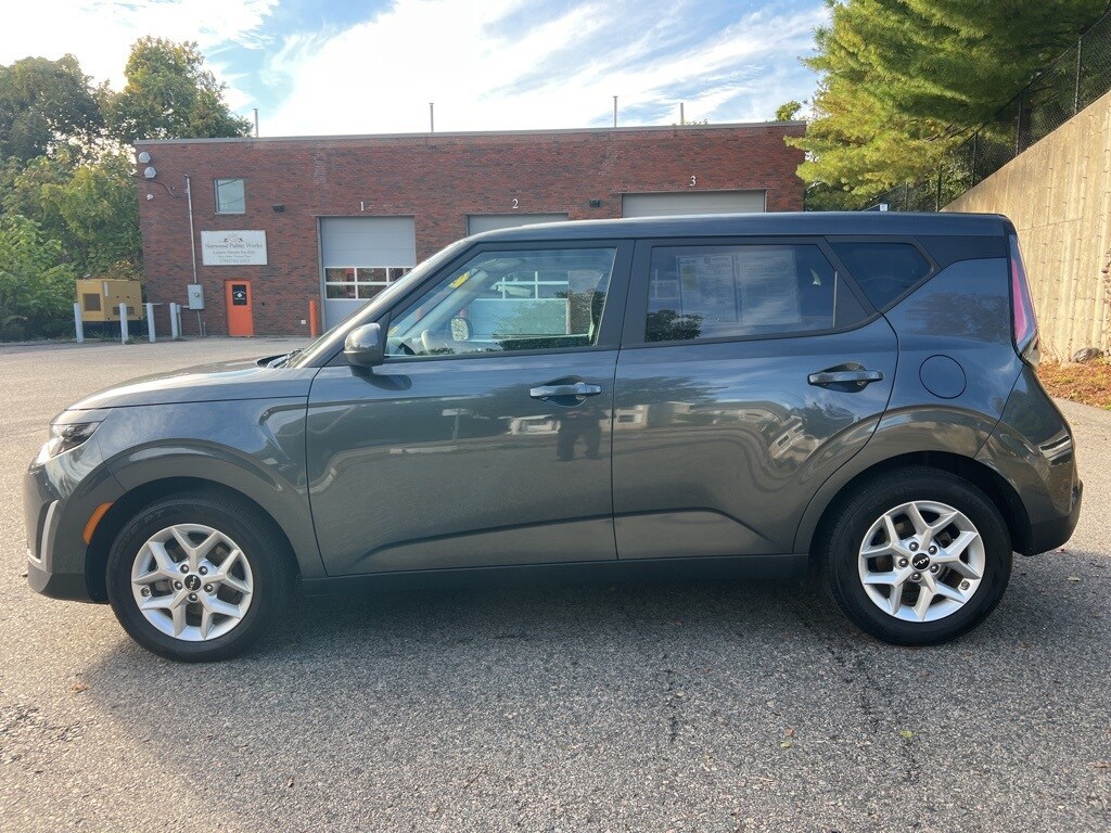2024 Kia Soul LX photo 2