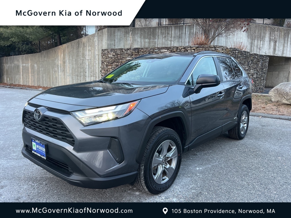 2025 Toyota RAV4 LE's photo